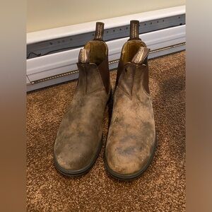 blundstones 585 in Rustic Brown